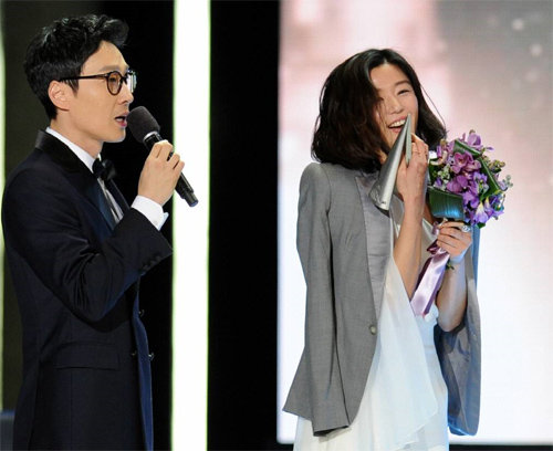 전지현(오른쪽)이 SBS 연기대상에서 10대 스타상의 뜻을 착각했다는 것을 안 뒤 입을 가리며 웃고 있다. SBS 제공