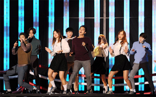 지난해 12월 21일 열린 SBS 가요대전에 출연한 아이돌 그룹 위너. 자신들의 곡 ‘공허해’를 부르는 과정에서 곡 초반 가수의 목소리가 들리지 않는 방송사고가 일어났다. SBS 제공
