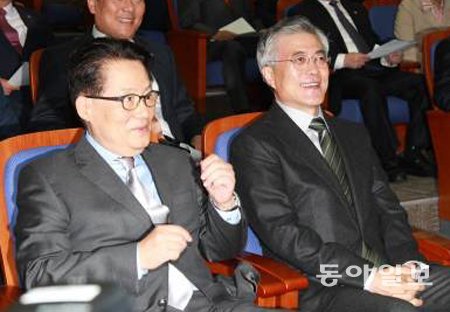 좌 박지원 새민련 의원, 우측은 문재인 의원. (출처= 동아일보DB)