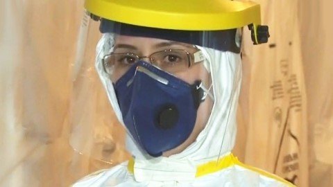 한국 의료진이 에볼라 바이러스에 노출되는 상황이 발생했다.