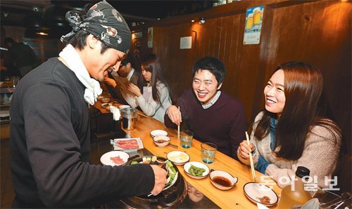 지난해 12월 31일 서울 마포구 와우산로 홍익대 인근의 식당 ‘이치류’에서 양고기 구이를 주문한 젊은이들이 젓가락을 손에 쥐고 음식이 나오기를 기다리고 있다. 김미옥 기자 salt@donga.com