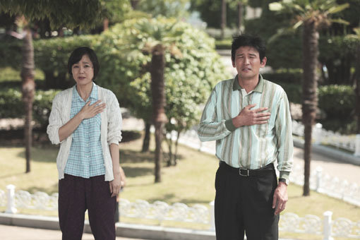 김윤진(왼쪽)과 황정민은 16∼17년차의 한국영화계 대표 배우로 손꼽힌다. ‘국제시장’으로 흥행의 단맛을 보며 새해 새로운 발걸음을 떼고 있다. 사진제공｜CJ엔터테인먼트