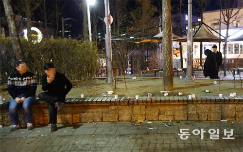 아무데서나 흡연 지난해 12월 25일 새벽 서울 마포구 홍익대 앞 놀이터에서 시민들이 삼삼오오 모여 담배를 피우고 있다. 주변 의자와 바닥에는 각종 쓰레기가 널려 있다. 전영한 기자 scoopjyh@donga.com