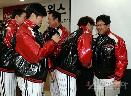 LG 양상문 감독(맨 오른쪽)이 5일 잠실구장에서 열린 시무식에서 선수들과 손을 맞잡으며 환하게 웃고 있다. 잠실｜임민환 기자 minani84@donga.com 트위터 @minani84