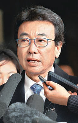 정윤회 씨의 지난해 12월 10일 검찰 출석 모습.