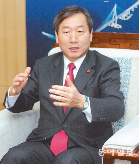 유정복 인천시장이 2일 본보 인터뷰를 통해 “올해를 재정 안정화와 현안을 해결하는 원년으로 삼아 인천 가치를 재창조해 나가겠다”고 강조하고 있다. 김영국 동아닷컴 객원 기자 press82@donga.com