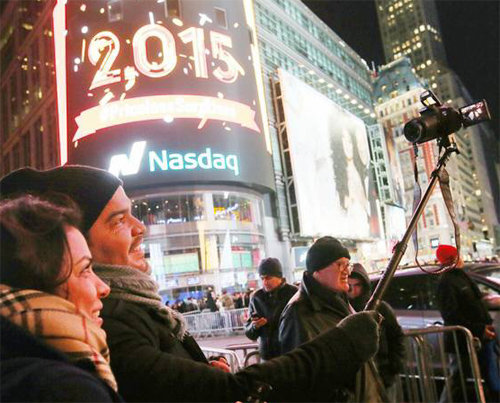 미국 뉴욕 타임스스퀘어에서 셀카봉으로 기념 촬영을 하는 관광객들. 사진 출처 뉴욕타임스
