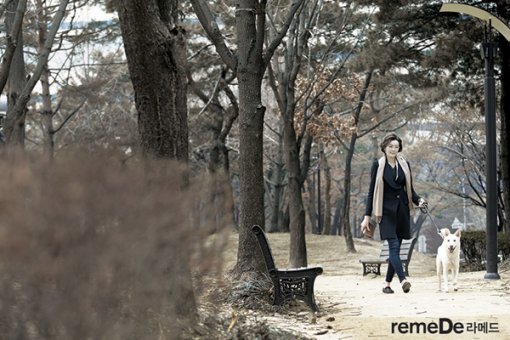 박주윤 대표와 그녀의 애완견 미루가 목동 공원을 산책하고 있다. 진돗개 미루는 ‘미쎌의 루이 14세’라는 의미를 갖고 있다.