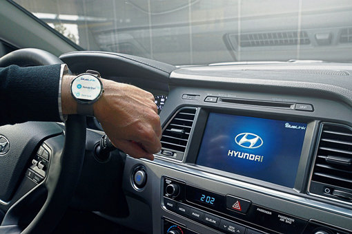 현대차가 미국 라스베이거스에서 열린 CES에서 공개한 스마트 워치 블루링크 시스템. 시동걸기, 문 여닫기, 원격공조, 전조등 켜기 등 다양한 기능을 스마트폰 뿐만 아니라 손목시계를 통해서도 제어할 수 있는 신기술이다. 사진제공｜현대자동차