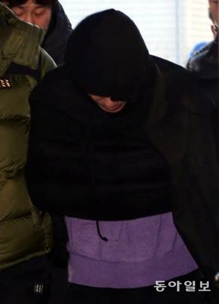 아내와 두 딸을 살해한 뒤 달아났다가 체포된 강모 씨가 6일 서울 서초구 서초경찰서로 압송되고 있다. 강씨는 도주한 지 7시간 만인 이날 낮 경북 문경에서 경찰에 검거됐다. 박영대 기자 sannae@donga.com