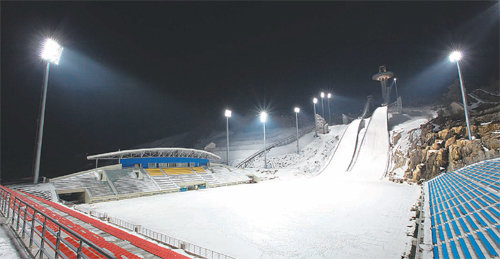 강원 평창군 대관령면 알펜시아 스키점프 경기장(사진)에서는 2018년 평창 겨울올림픽 때 스키점프, 크로스컨트리, 바이애슬론, 봅슬레이, 루지, 스켈리턴 등의 경기가 열린다. 강원도개발공사 제공