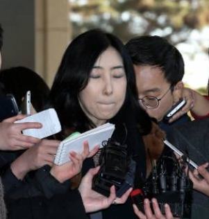 ‘종북콘서트‘ 논란을 빚고 있는 재미교포 신은미(53·여)가 변호사와 함께 서울중앙지검으로 들어서다 취재진에게 억울함을 호소하고 있다. / 신원건기자 laputa@donga.com