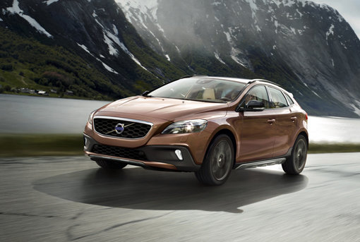 신개념 ‘크로스 컨트리’는 해치백의 실용성과 SUV의 성능을 결합, 도시에 살지만 주말에 아웃도어를 즐기길 원하는 국내 고객의 라이프스타일에 딱 맞는 모델이다. 사진제공｜볼보자동차코리아