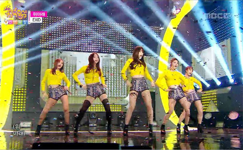 MBC ‘쇼 음악중심’이 3일 방영한 걸그룹 ‘EXID’의 ‘위아래’ 안무 장면. 행사 무대에서는 엉덩이를 앞뒤로 흔들었지만 지상파 프로그램에서는 살짝 원형으로 돌렸다. MBC 화면 캡처