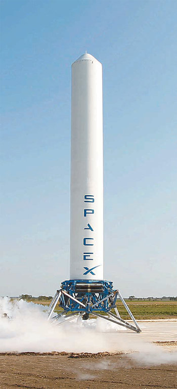 ‘팰컨9’ 로켓을 재활용하기 위해 실험용으로 만든 로켓 ‘그래스호퍼’. 이를 토대로 스페이스X는 지난해 세차례 지구 귀환 실험에 모두 성공했다. 스페이스X 제공
