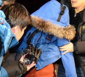 일가족 4명을 몰살시킨 강원 양양군 주택방화 용의자 이모 씨가 8일 서울에서 검거된 뒤 속초경찰서로 이송되고 있다. 뉴스1