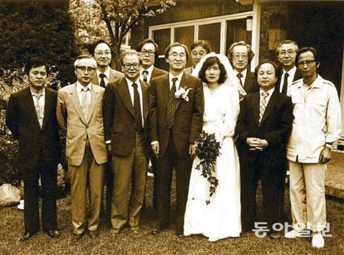 1983년 5월 5일 서울 수유동 안병무 교수 집 뜰에서 결혼식을 올린 고은, 이상화 부부. 동아일보DB