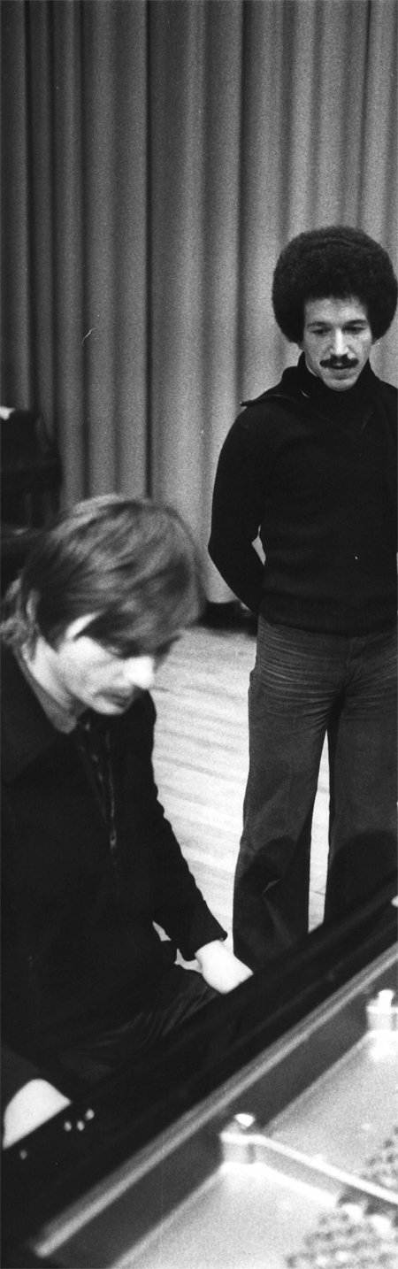 1973년 독일 뮌헨에서 ECM 설립자 만프레트 아이허(왼쪽)가 피아노 치는 모습을 피아니스트 키스 재릿이 지켜보고 있다. 이해부터 ‘쾰른콘서트’로 대표되는 재릿의 전설적인 즉흥 솔로 콘서트 연작 녹음이 시작됐다. ⓒRoberto Masotti