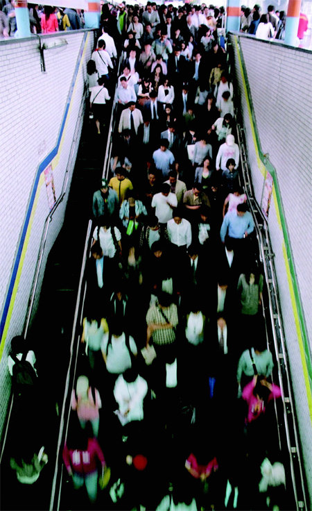 수많은 인파로 붐비고 있는 지하철역. 저자는 4.5일마다 100만 명씩 증가 하는 인구 문제를 해결하지않으면 인류 전체가 붕괴될 수 있다고 경고한다. 알에이치코리아 제공