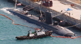 2014년 3월 3일 한미합동군사연습 키리졸브와 독수리연습에 참가하기 위해 부산 해군작전사령부 기지에 입항한 미 7함대 소속 핵추진잠수함 콜럼버스.