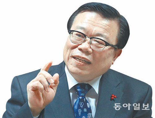 이동필 농림축산식품부 장관이 농업시장 개방 등에 대응해 국내 농업의 경쟁력을 강화하기 위한 구상을 밝히고 있다. 홍진환 기자  jean@donga.com