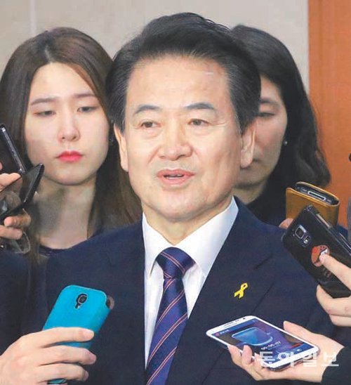 정동영 새정치민주연합 상임고문이 11일 국회 정론관에서 탈당 선언을 하고 ‘국민모임’ 신당 합류 의사를 밝혔다. 원대연 기자 yeon72@donga.com