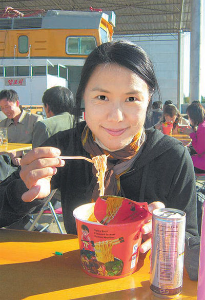 2011년 가을 수키 김 씨가 북한 평양의 한 야외식당에서 중국제 인스턴트 라면을 먹고 있다. 김 씨는 저서 ‘평양의 영어선생님’을 통해 고위층 자녀마저 철저히 통제되고 있는 북한의 현실을 비판했다. 수키 김 제공