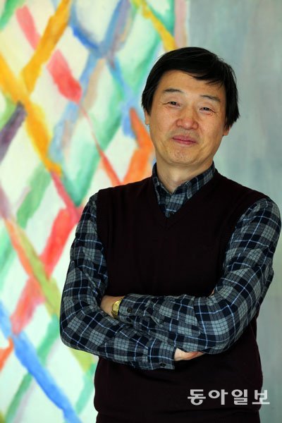 김사인 시인은 시집 ‘어린 당나귀 곁에서’를 건네며 시집 면지에 “고요로 깊어지소서”라고 적었다. “우리 삶도 사회도 너무 바쁘고
 정신없고 경황이 없으니 고요란 말이 생소할 지경입니다. 단어라도 한 번 마주쳐 보십사 하고 덕담 삼아 적었습니다.” 김경제 기자
 kjk5873@donga.com