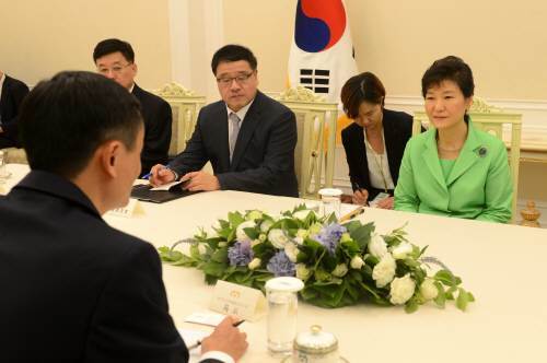 박근혜 대통령이 청와대 무궁화실에서 알리바바 그룹 마윈 회장 일행을 접견하고 있다. 청와대사진기자단