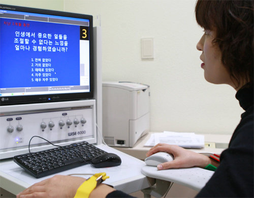 12일 서울아산병원에서 기자가 직접 막말 음성파일을 듣기 전과 들은 직후 스트레스 측정 검사를 하고 있다. 서울아산병원 제공