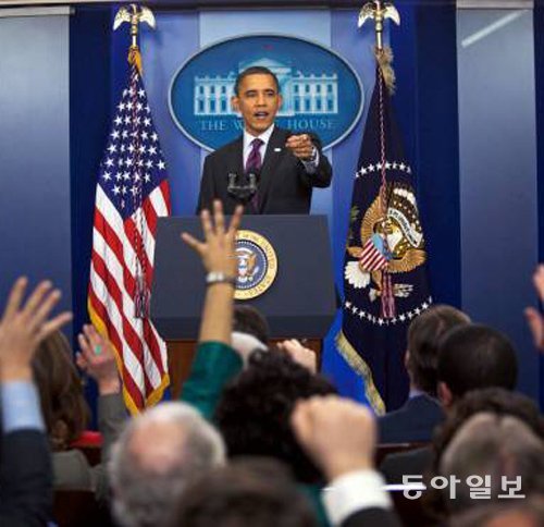 버락 오바마 미국 대통령은 백악관에서 수시로 진행되는 기자회견에서 돌발 질문을 받고 종종 토론을 벌이기도 한다. 동아일보DB