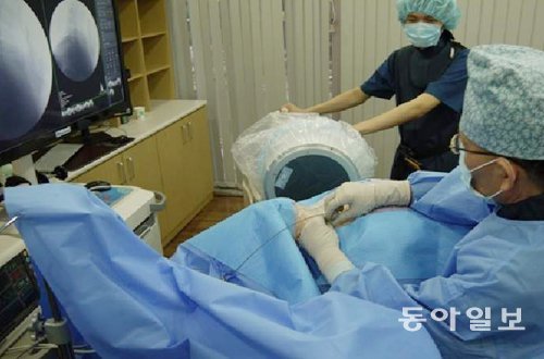 한 목디스크 환자가 비수술적 치료인 디스크 고주파술을 받고 있다. 동아일보DB