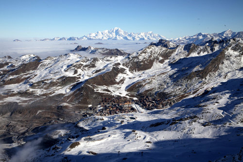 해발 3200m 심드카롱 봉 정상에서 내려다본 산악마을 발토랑스. 그 뒤 구름 위로 알프스 최고봉 몽블랑이 보인다. 이 모습은 12월초로 한겨울엔 온 산이 눈에 덮여 순백의 세상으로 변한다.