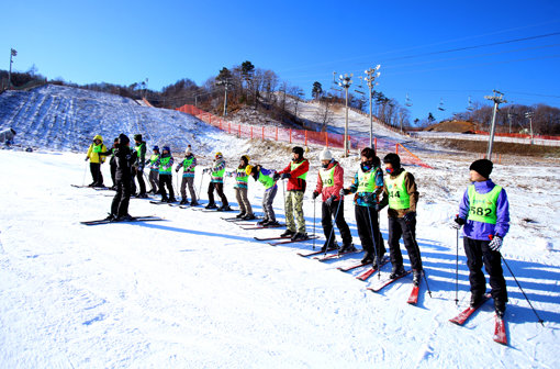 2014년 행복나눔 생활체육 스키캠프에서 강사에게 기초강습을 받고 있는 청소년들. 사진제공｜전국스키연합회