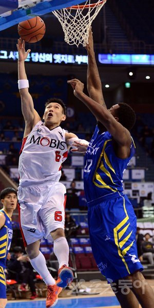 모비스가 13일 잠실실내체육관에서 열린 2014∼2015 KCC 프로농구 삼성과의 경기에서 양동근(왼쪽)과 리카르도 라틀리프, 문태영의 활약에 힘입어 100-75로 승리했다. 모비스는 2012년 1월부터 삼성전 18연승을 거두며 KBL 역대 특정 팀 상대 연승 신기록을 세웠다. 잠실｜김종원 기자 won@donga.com 트위터 @beanjjun