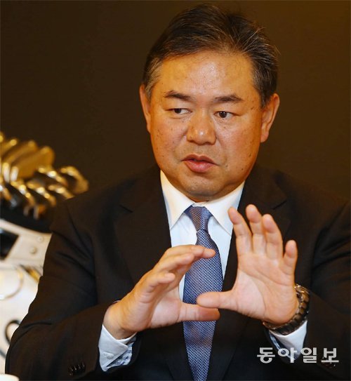 던롭스포츠 오니시 아키오 개발총괄이사가 올해 새로 나온 한국 전용 클럽에 대해 설명하고 있다. 전영한 기자 scoopjyh@donga.com