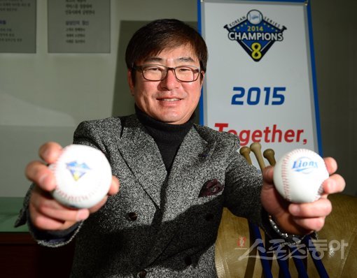 사상 최초의 통합 4연패를 일군 삼성 류중일 감독이 12일 경산 볼파크 감독실에서 삼성의 우승 기념구를 들고 활짝 웃고 있다. 류 감독은 “삼성은 올해가 진짜 위기”라고 강조하고 “사상 첫 통합 5연패를 향해 나아가겠다”고 밝혔다. 경산｜김민성 기자 marineboy@donga.com 트위터 @bluemarine007