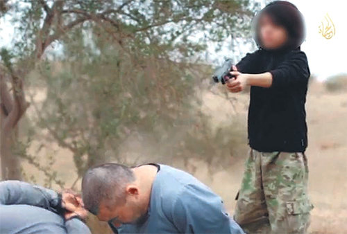 13일 이슬람 수니파 무장단체인 이슬람국가(IS)가 총살 장면을 담은 동영상을 배포했다. 러시아 스파이로 추정되는 두 남성을 무릎 꿇린 채 10대 초반의 어린 소년이 총을 겨누고 있다. 인터넷 동영상 캡처