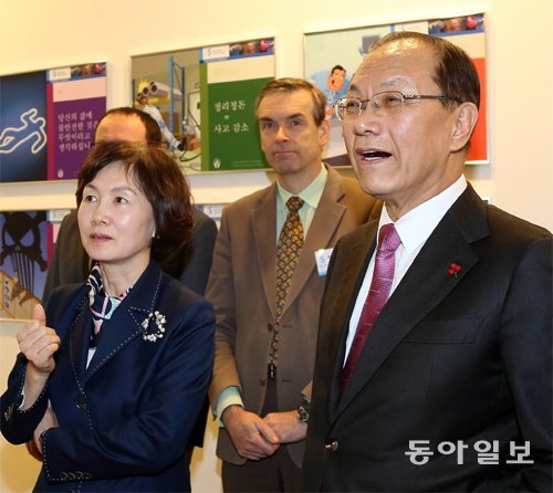 황우여 사회부총리 겸 교육부 장관(오른쪽)과 최경희 이화여대 총장(왼쪽)이 14일 이화여대 산학협력관 내 위치한 솔베이 연구개발센터를 둘러보고 있다. 김미옥 기자 salt@donga.com