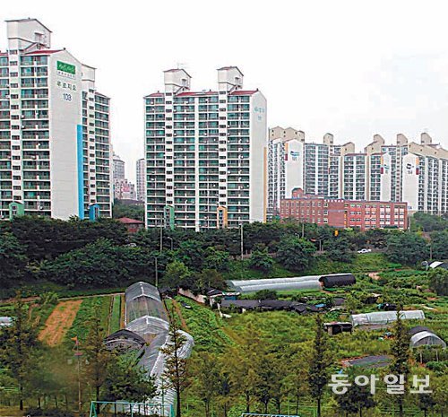 토지재산권은 다른 재산권에 비해 공공적 성격이 강하다. 그린벨트로 묶여 있는 개발제한구역 옆에 고층 아파트 단지가 들어서 있다. 동아일보DB