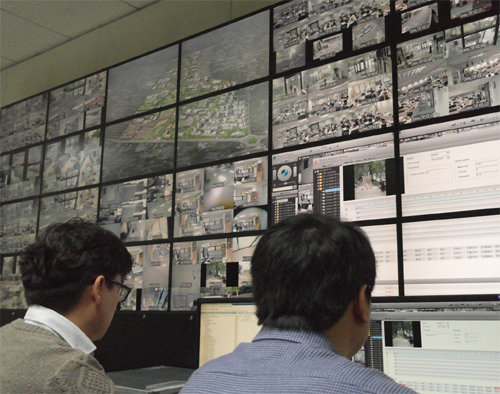 서울 중구 순화동 에스원 본사 상황실에서 근무자들이 에스원 SVMS를 통해 모니터링을 하고 있다. 에스원 제공