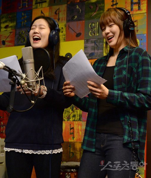 여자프로농구의 미녀 스타 홍아란(왼쪽·KB스타즈)과 신지현(하나외환)이 15일 서울 강남구 신사동의 한 스튜디오에서 노래 연습에 열중하고 있다. 둘은 18일 청주체육관에서 열릴 올스타전에서 ‘거위의 꿈’을 함께 부를 예정이다. 임민환 기자 minani84@donga.com 트위터 @minana84