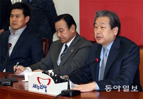 표정 굳은 與 지도부 새누리당 김무성 대표(오른쪽)가 15일 국회에서 열린 최고위원회의에서 발언하고 있다. 이른바 ‘김무성 수첩 사건’ 이후 당내 갈등이 불거지는 양상이고 청와대와의 관계 이상설이 나도는 상황 등을 반영한 듯 이완구 원내대표(가운데), 김태호 최고위원의 표정이 어둡다. 변영욱 기자 cut@donga.com