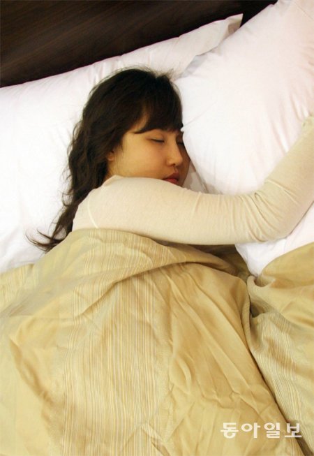 수면의 양과 질 모두 치매 예방에 중요한 요소다. 하루 7시간 이상 숙면을 취해야 치매 예방에 도움이 된다는 연구 결과가 나왔다. 동아일보DB