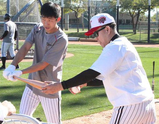 LG 김용의(왼쪽)가 미국 애리조나 전지훈련에서 노찬엽 타격코치의 지도를 받고 있다. 김용의는 “이제 못 하면 끝이라는 마음”이라며 절박하게 훈련에 매달리고 있다. 사진제공｜LG 트윈스