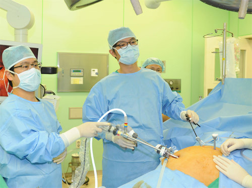 강창무 연세암병원 췌장담도암센터 교수(오른쪽)가 췌장에 종양이 생긴 환자에게 복강경을 이용해 췌장 전체를 절제하는 수술을 하고 있다. 연세암병원 제공