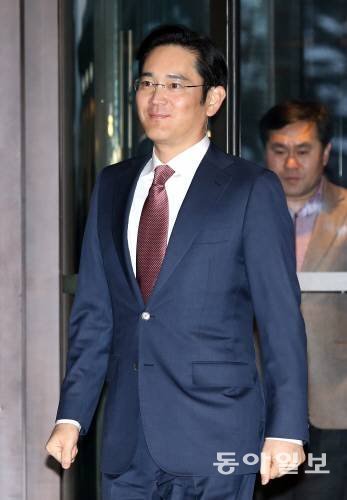 이재용 삼성전자 부회장이 19일 오후 서울 장충동 신라호텔에서 열린 삼성그룹 신임사장단 만찬에 참석하고 있다. 김미옥 기자 salt@donga.com