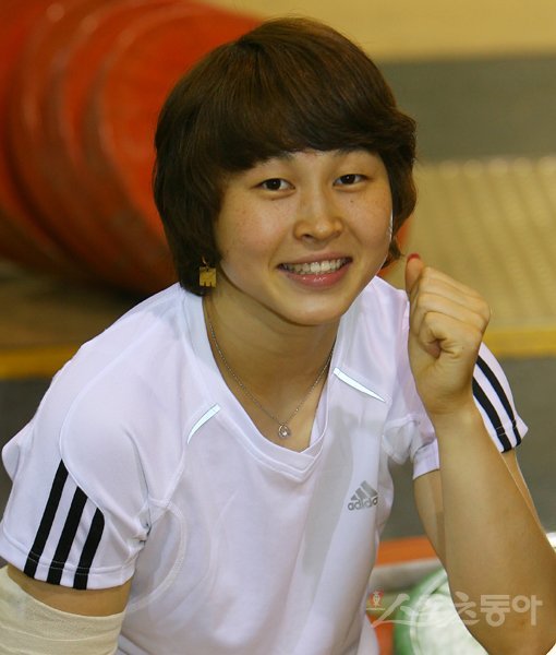 2008베이징올림픽에서 은메달을 획득하며 한국역도의 전성시대를 열었던 윤진희가 3년 만에 현역으로 복귀한다. 그 사이 윤진희는 두 딸의 엄마가 됐다. 사진은 그녀가 베이징올림픽 직후 스포츠동아와의 인터뷰 당시 활짝 웃는 모습. 스포츠동아DB