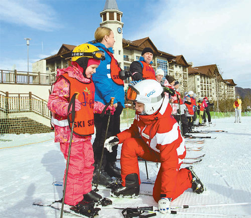 러시아인 관광객 위한 스키 강습 강원 정선군에 위치한 하이원리조트에서 이달 4∼7일에 열린 ‘루스키 페스티벌’에 참여한 러시아인 관광객들이 한국인 강사에게 스키를 배우고 있다. 영하 20도까지 내려가 는 추운 현지 날씨를 피해 비교적 기온이 높은 한국 스키장을 찾아 겨울 스포츠를 즐기는 러시아인 관광객이 해마다 늘고 있다. 하이원리조트 제공