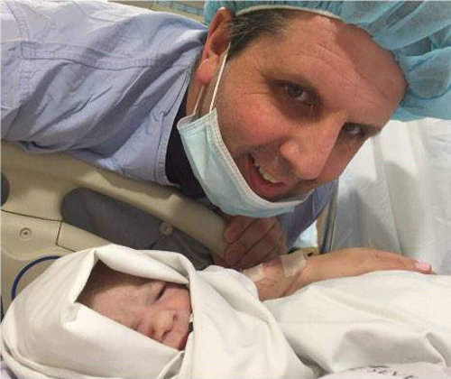 마크 리퍼트 주한 미국대사가 20일 득남한 뒤 아기와 함께 찍은 사진. 사진 출처 리퍼트 대사 트위터